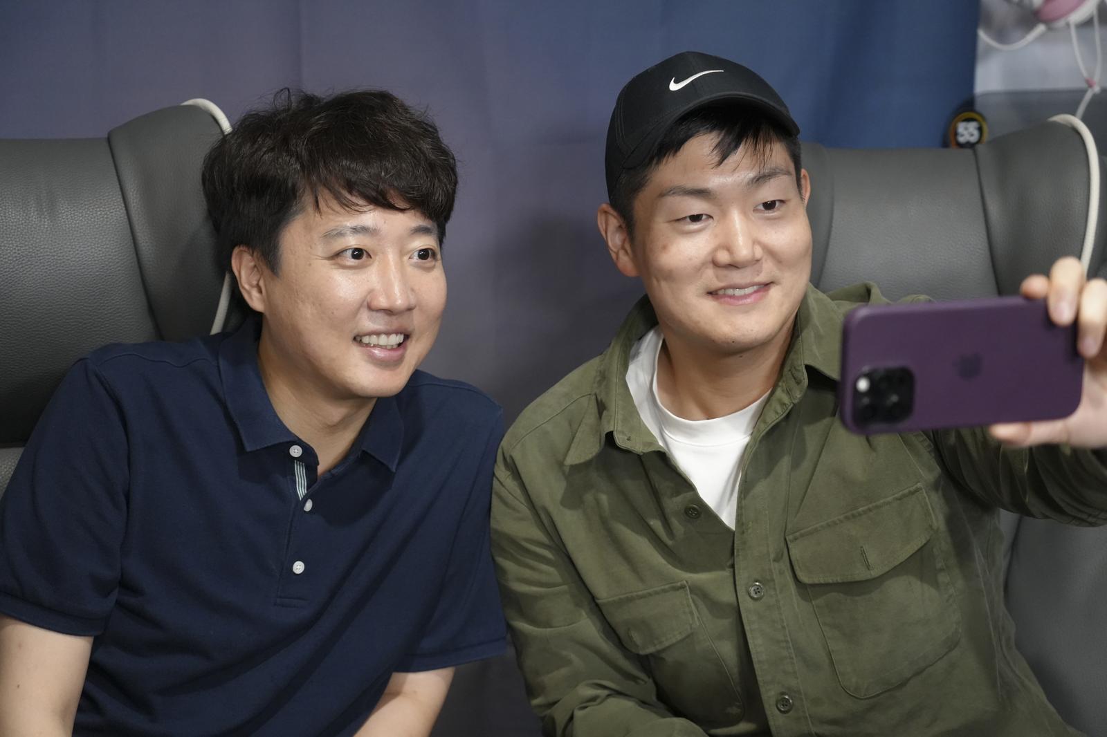 이준석 개혁신당 대표와 김재섭 국민의힘 의원이 5일 오후 서울 영등포구의 한 PC방에서 열린 ‘한가위 기념 민속놀이 대회 스타 정치인’ 행사에서 스타크래프트 게임 전 셀카를 찍고 있다. (사진 = 개혁신당 제공) 2025.10.05.