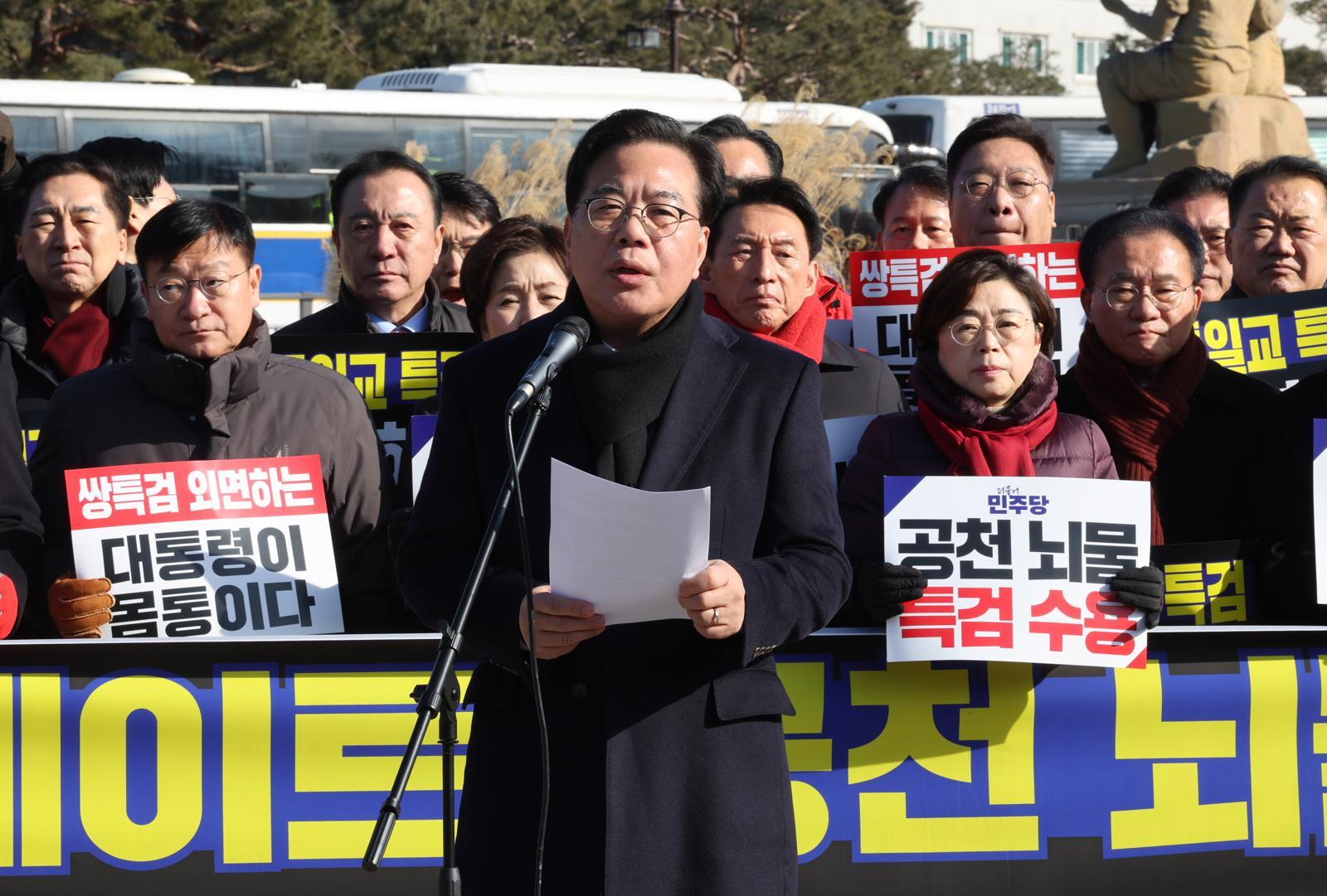 송언석 국민의힘 원내대표가 20일 오전 서울 종로구 청와대 앞 분수대에서 통일교 게이트, 공천 뇌물 특검 즉각 수용 촉구 발언을 하고 있다. 2026.01.20. 뉴시스