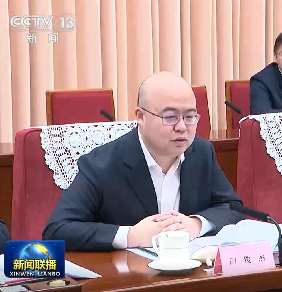 19일 리창 중국 총리가 주재한 좌담회에 참석해 발언하고 있는 중국 AI 스타트업 미니맥스의 옌쥔제 CEO. 출처: 관영 중국중앙(CC)TV 캡처