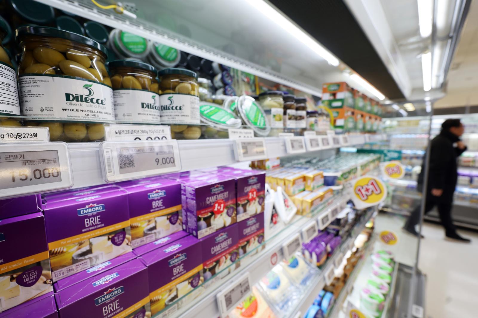 14일 서울시내 한 대형마트에 수입 식료품이 진열돼 있다. 이다. 2026.1.14 뉴스1