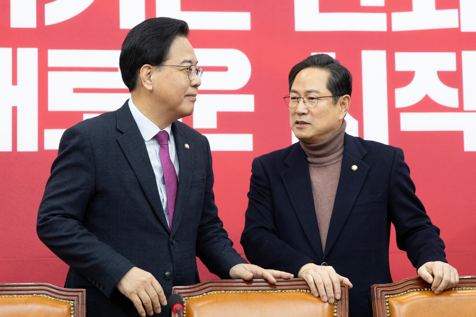 국민의힘 송언석 국민의힘 원내대표(왼쪽)와 국민의힘 재정경제기획위원회 간사인 박수영 의원이 20일 서울 여의도 국회에서 열린 원내대책회의에서 대화하고 있다. 뉴스1