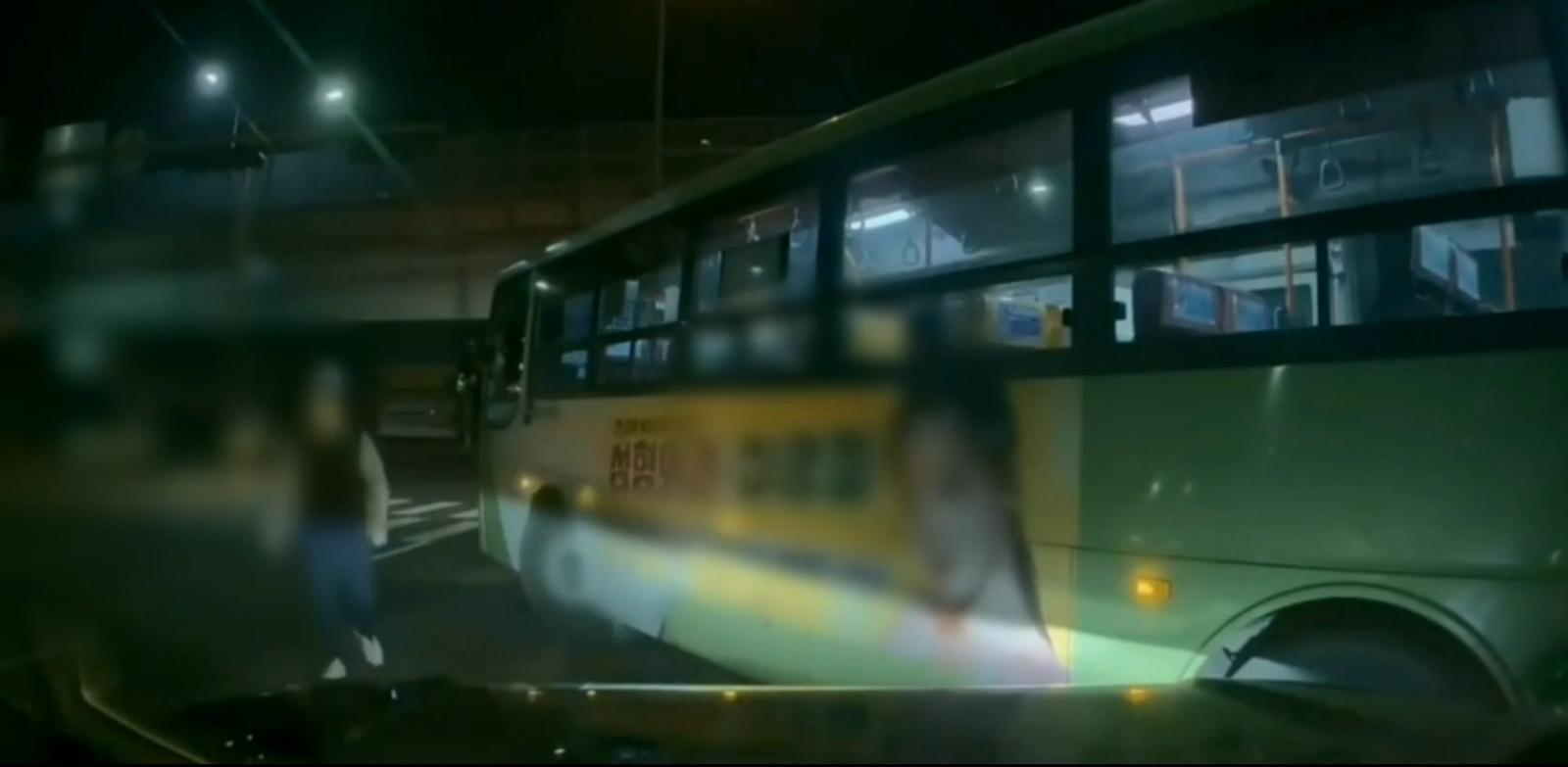 보복운전을 하던 버스가 멈추고 기사가 내려 A 씨 차량으로 다가오는 모습. 온라인 커뮤니티 보배드림 캡처
