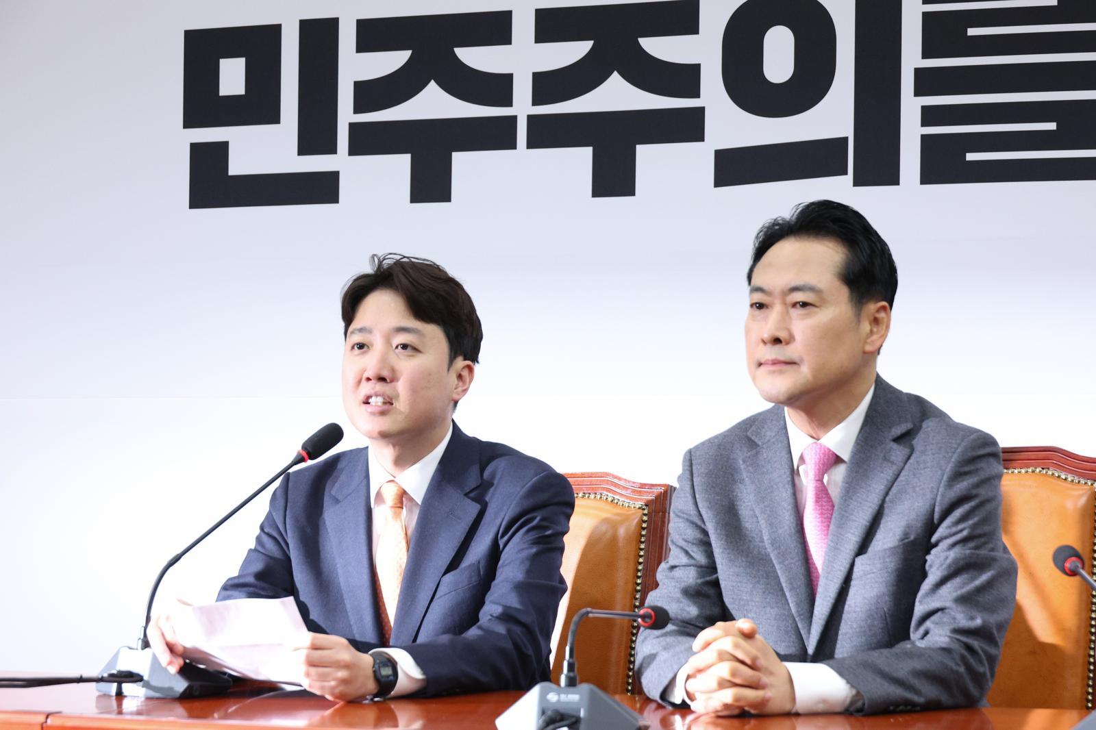 장동혁 국민의힘 대표(오른쪽)와 이준석 개혁신당 대표가 13일 서울 여의도 국회에서 회동하고 있다. ⓒ News1