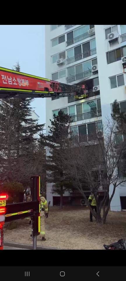 전남 광양소방서 소방관들이 19일 오후 52m길이 사다리 차량을 이용해 아이들을 구조하고 있다. 광양소빙서 제공.