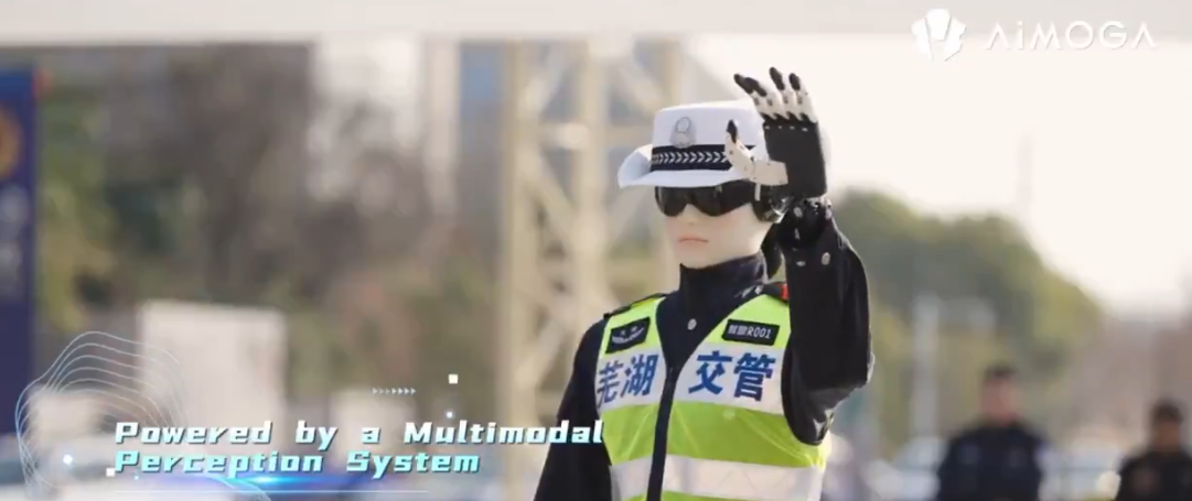 중국 도로에 나타난 ‘선글라스 여경’ 정체는…AI로봇 교통경찰