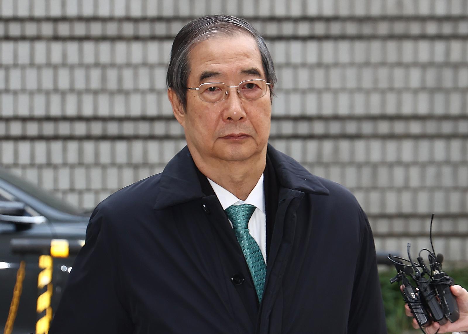 윤석열 전 대통령의 12·3 비상계엄을 적극적으로 말리지 않은 혐의로 재판에 넘겨진 한덕수 전 국무총리가 지난해 11월 26일 오전 서울 서초구 서울중앙지방법원에서 열린 내란 우두머리 방조, 내란 중요임무 종사 등 혐의 사건 1심 결심 공판에 출석하고 있다. 뉴스1