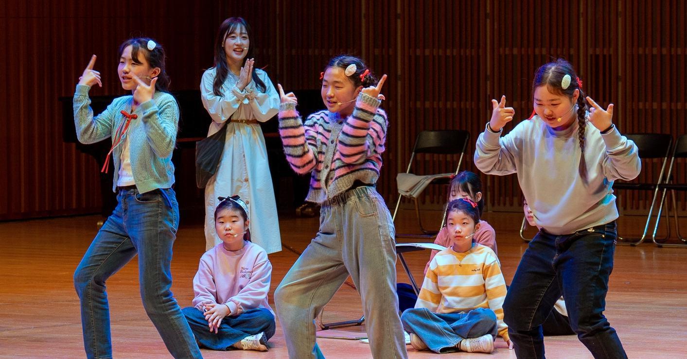 롯데가 14일 롯데콘서트홀에서 진행한 ‘mom 편한 꿈다락’ 기념식에서 롯데 꿈다락 센터 아동들이 뮤지컬 공연을 펼치고 있다.