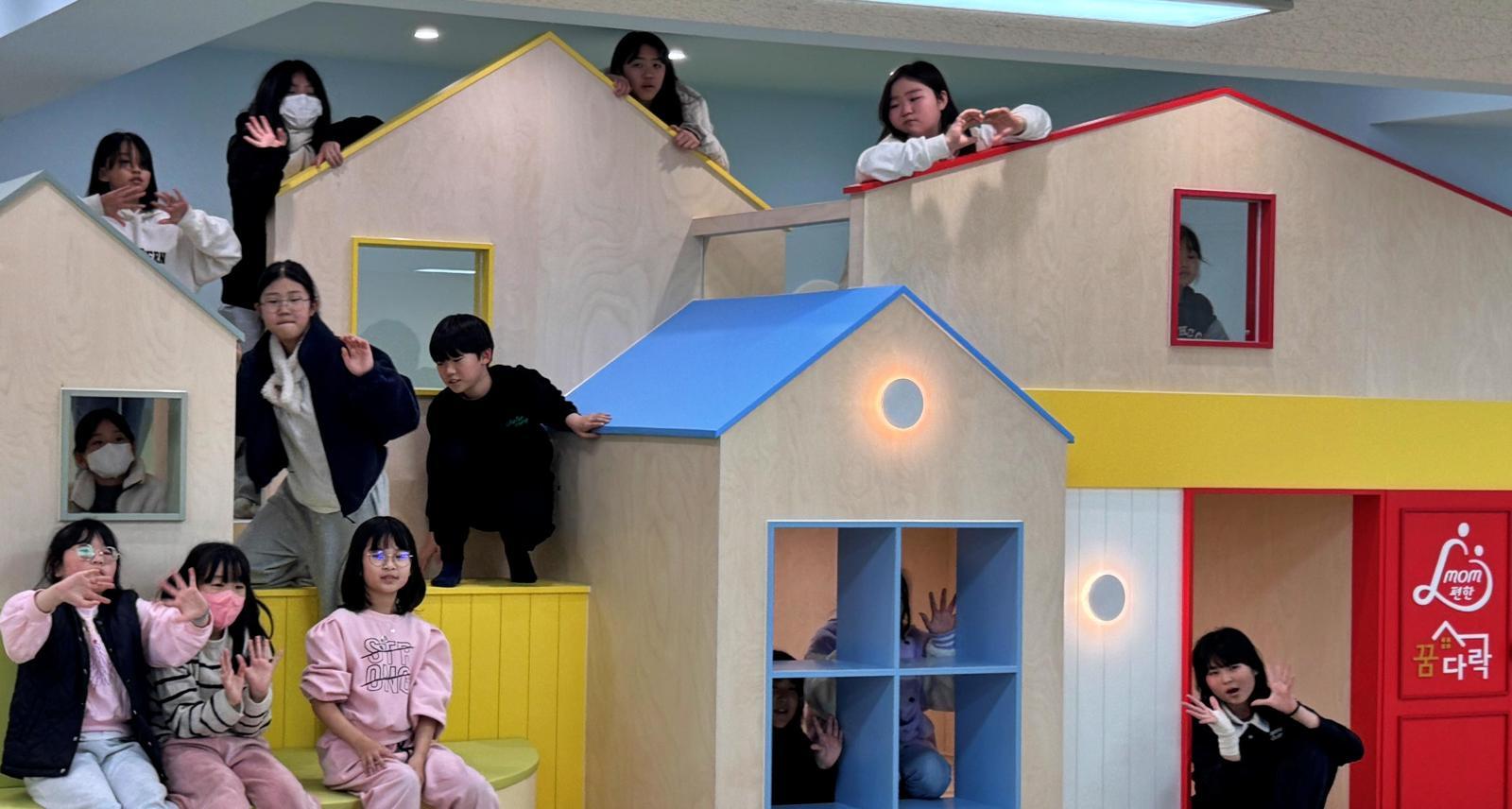 부산 동구에 위치한 ‘mom 편한 꿈다락’ 100호점에서 기념촬영을 하고 있는 센터 아동들 모습.