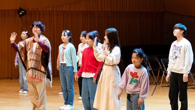 롯데가 14일 롯데콘서트홀에서 진행한 ‘mom 편한 꿈다락’ 기념식에서 롯데 꿈다락 센터 아동들이 뮤지컬 공연을 펼치고 있다.