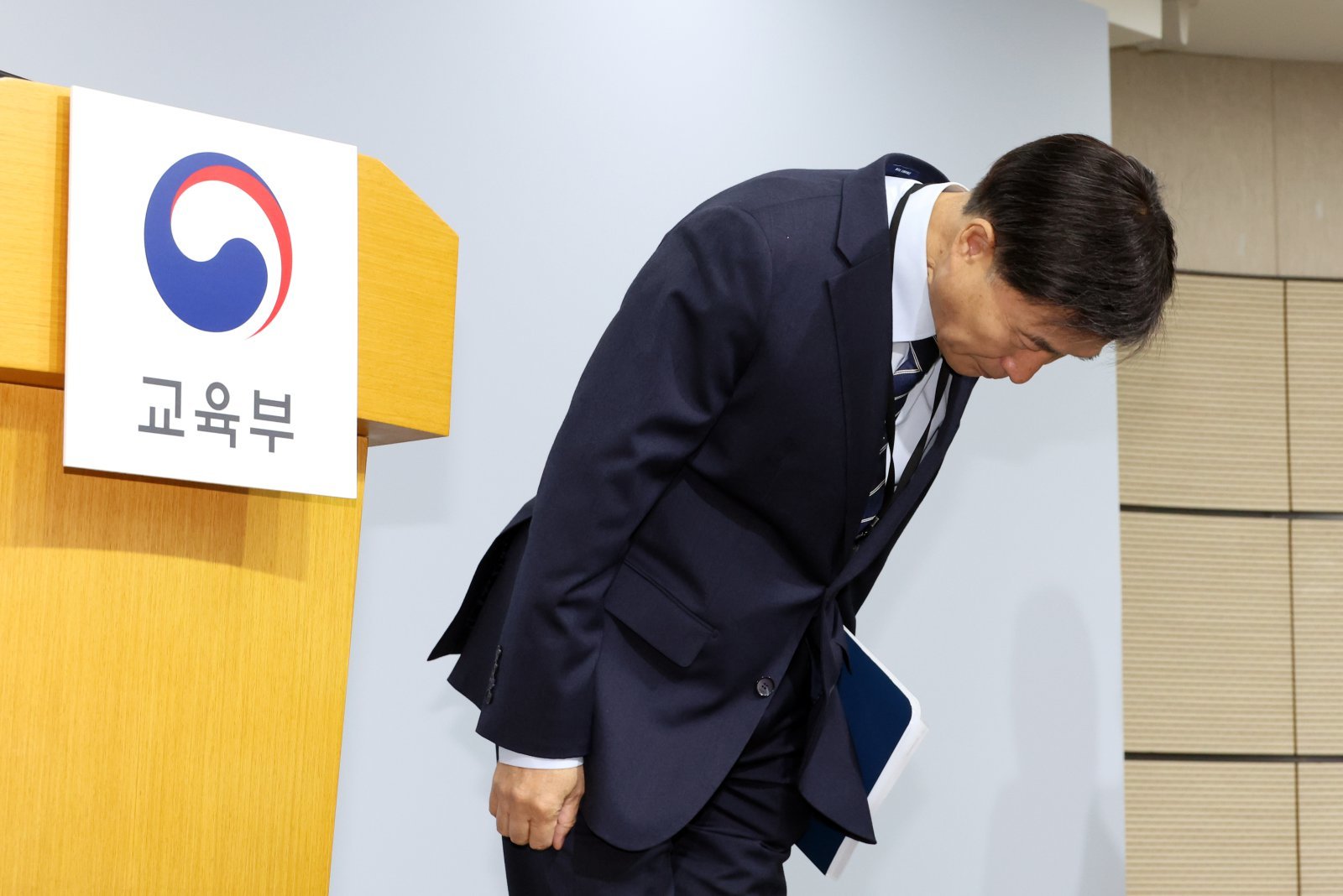 오승걸 한국교육과정평가원장이 13일 세종시 정부세종청사에서 2026학년도 대학수학능력시험 진행상황 발표에 앞서 인사하고 있다.. 2025.11.13. 세종=뉴시스