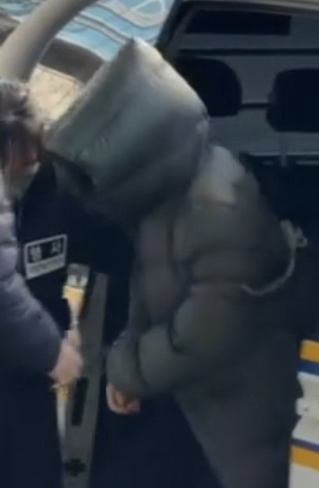 마약 혐의를 받는 상태에서 해외 도피 생활을 하다가 체포된 남양유업 창업주 외손녀 황하나(37)씨가 26일 수원지법 안양지원에 출석하고 있다. 2025.12.26. [안양=뉴시스]