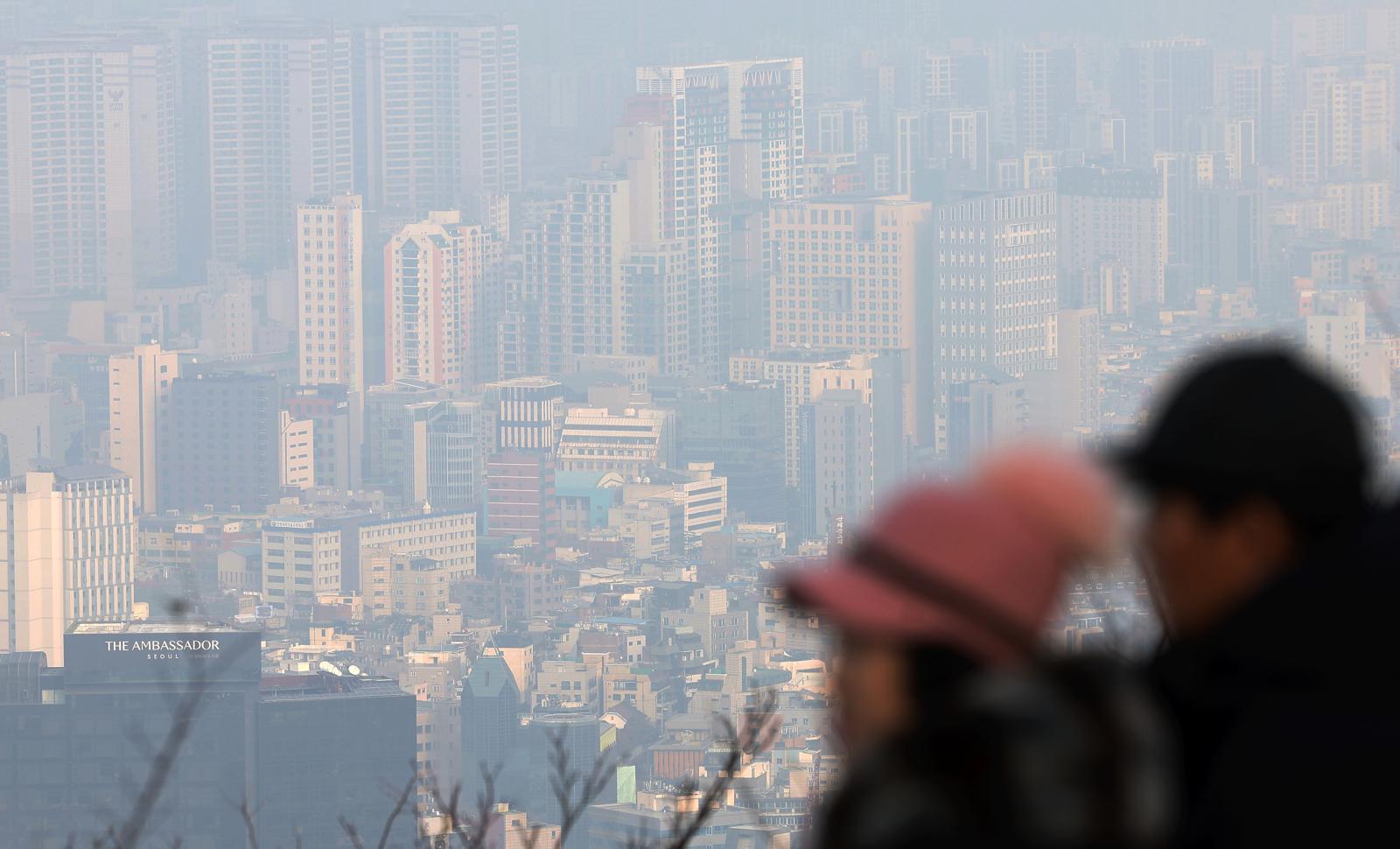 지난해 서울 아파트값이 9% 가까이 뛰면서 19년 만에 최고치를 기록했다. 연립·단독 주택을 포함한 집값 상승 폭은 17년 만에 가장 높았다. 지방을 포함한 전국의 집값 상승 폭은 4년 만에 가장 높은 수준이었다. 15일 한국부동산원이 발표한 ‘2025년 12월 전국 주택가격 동향조사’ 결과에 따르면 서울의 아파트 매매가격지수는 전월 대비 0.87% 상승했다. 지난해 누적 상승률로는 8.98%였다.  사진은 서울 중구 남산에서 바라본 서울 시내 아파트 단지 모습. 2026.01.15. 서울=뉴시스