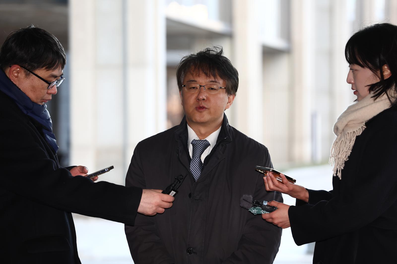 통일교와 신천지의 정교유착 의혹을 수사하는 합동수사본부를 이끌게 된 김태훈 서울남부지검장이 지난 8일 오전 서울 서초구 서울고등검찰청에 마련된 사무실로 출근하며 수사에 임하는 포부를 밝히고 있다. 뉴스1