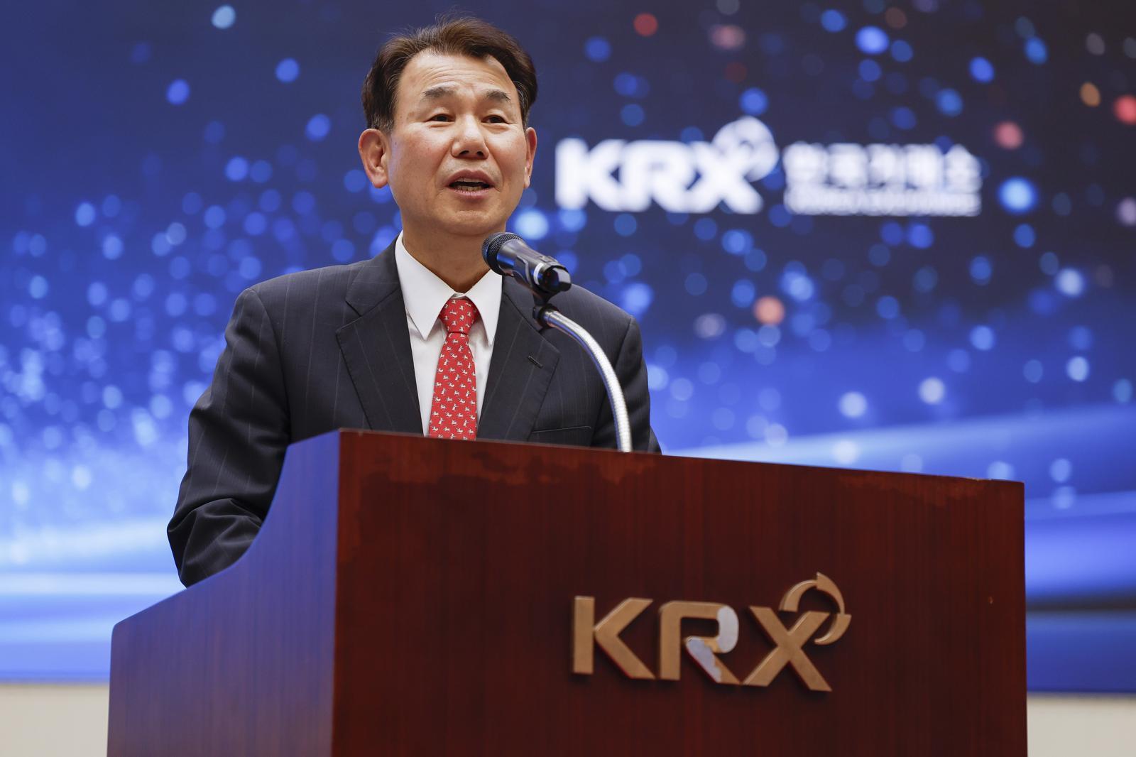 정은보 거래소 이사장은 기업 기초 여건 강화에 따른 코스피 6000 시대 진입을 자신하며, 시장 신뢰 회복을 위해 부실 ‘좀비 기업’을 신속히 퇴출하겠다고 강조했다. 뉴시스