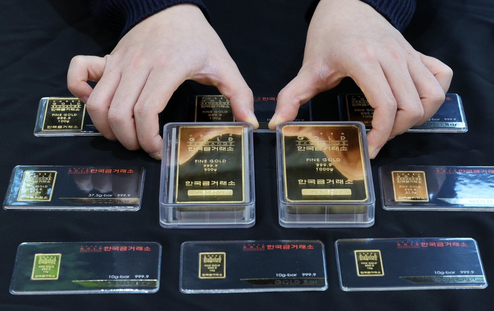 [서울=뉴시스] 13일 오전 서울 종로구 한국금거래소에서 직원이 골드바를 선보이고 있다.   제롬 파월 미 연방준비제도 의장의 형사기소 가능성에 지난 12일(현지시간) 뉴욕상업거래소에서 2월 인도분 금 선물 가격이 온스당 4천638.2달러를 기록하며 사상 최고치 기록을 경신했으며, 3월 인도분 은(銀) 선물 가격도 온스당 85.84달러로 사상 최고치 기록을 뛰어넘었다. 2026.01.13