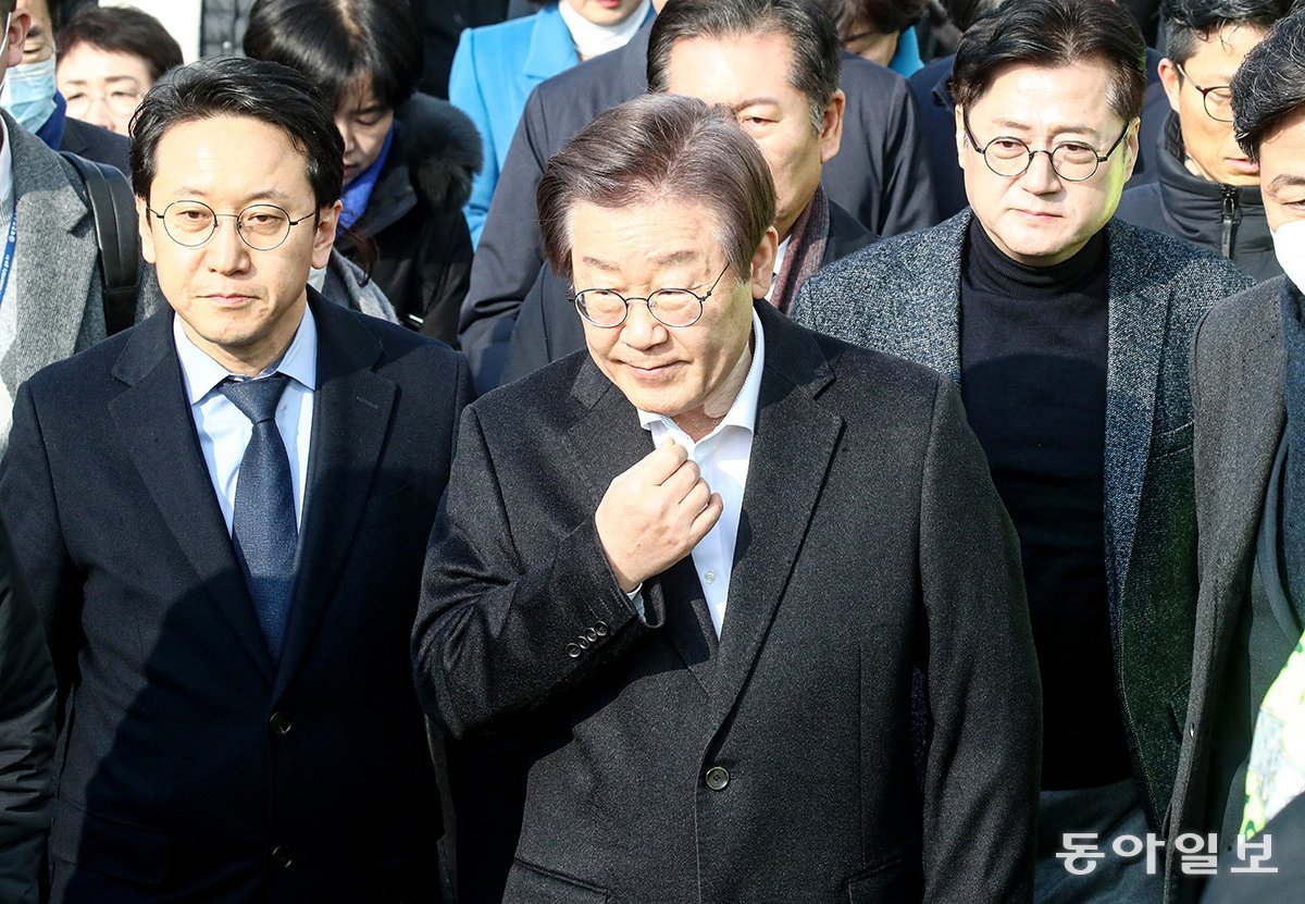 024년 1월 10일 이재명 대통령(당시 더불어민주당 대표)(가운데)가 흉기 피습 8일만에 서울대병원에서 퇴원하고 있다. 다친 목 부위에 거즈가 붙어있다. 동아일보DB