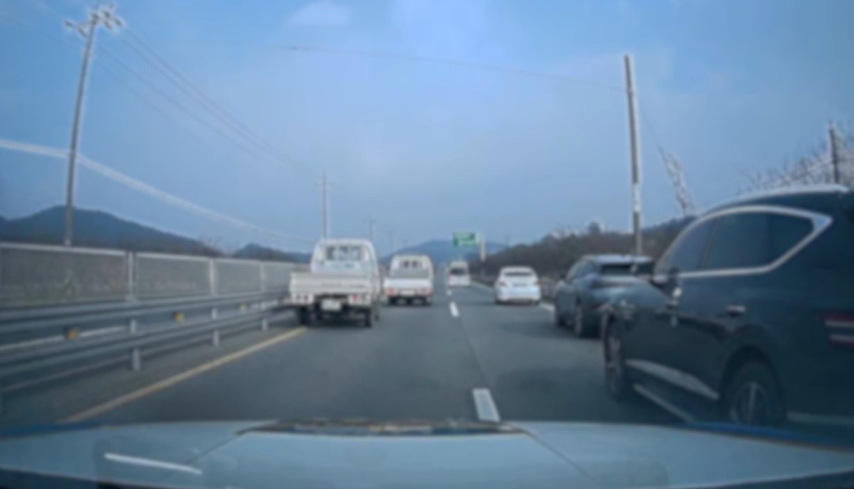 시민들이 7일 오후 전남 순천 고속도로 진입 방향 국도에서 긴급 출동한 순찰차에게 길을 터주고 있다. 전남경찰청 제공