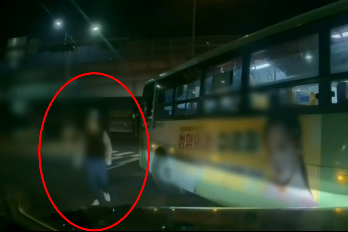 보복운전을 하던 버스가 멈추고 기사가 내려 A 씨 차량으로 다가오는 모습. 온라인 커뮤니티 보배드림 캡처