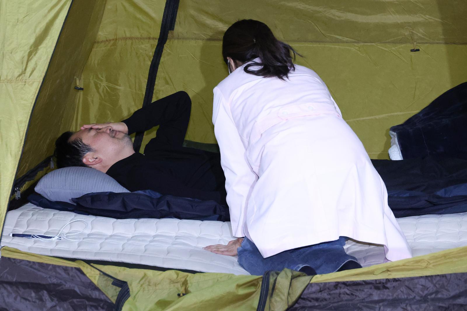 장동혁 국민의힘 대표가 20일 서울 여의도 국회 로텐더홀에 마련된 단식 농성장에서 건강 상태를 확인하고 있다. 2026.1.20 뉴스1