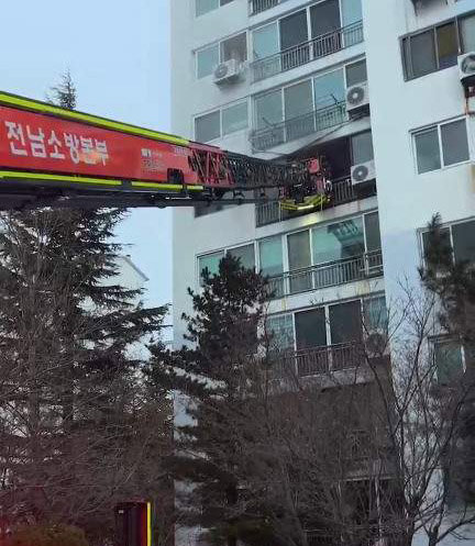 전남 광양소방서 소방관들이 19일 오후 52m길이 사다리 차량을 이용해 아이들을 구조하고 있다. 광양소방서 제공.