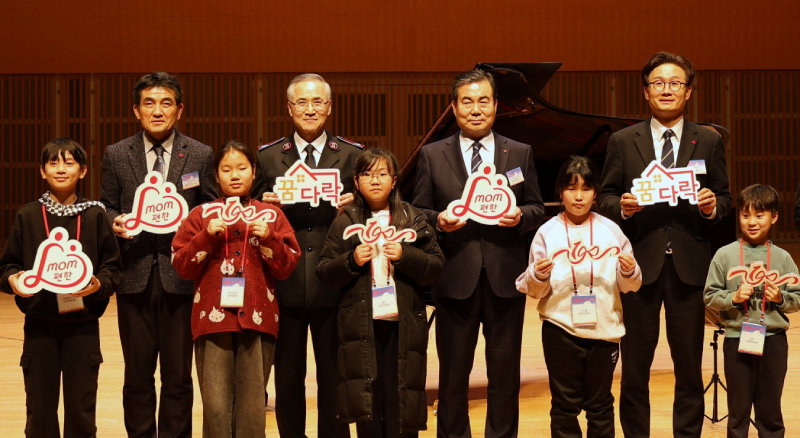 롯데는 14일 서울 송파구 롯데콘서트홀에서 ‘mom 편한 꿈다락 100호점 개관 기념식’을 진행했다. 기념식 참가자들이 100호점 개관을 축하하는 리본 세리머니를 진행하고 있다.