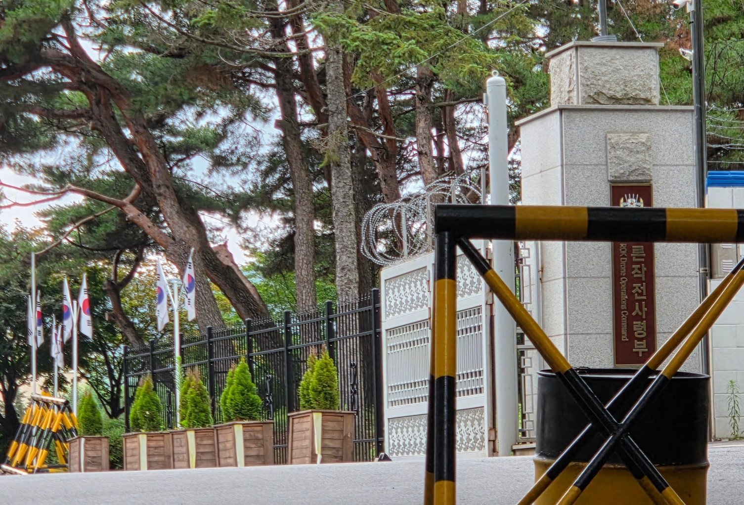 12·3 비상계엄 사태 관련 내란·외환 사건을 수사하는 내란특검팀이 경기 포천시 소재 드론작전사령부를 이틀째 압수수색했다. 사진은 지난해 7월 15일 오전 드론작전사령부 앞 정문. 2025.07.15 뉴시스