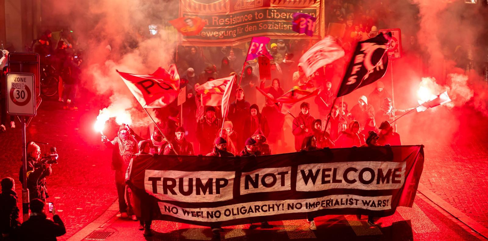 “트럼프 방문 반대”
19일(현지 시간) 스위스 취리히 시민들이 인근 다보스에서 이날부터 23일까지 열리는 세계경제포럼(WEF·다보스포럼)에 도널드 트럼프 미국 대통령이 21일 참석하는 것을 반대하는 시위를 벌이고 있다. ‘트럼프를 환영하지 않는다(Trump Not Welcome)’는 펼침막과 횃불이 보인다. 트럼프 대통령이 덴마크령 그린란드에 대한 병합 의지를 강조하고 그린란드에 파병한 유럽 8개국을 상대로 추가 관세 부과까지 발표하자 유럽에서 전방위적인 반(反)트럼프 여론이 일고 있다. 취리히=AP 뉴시스