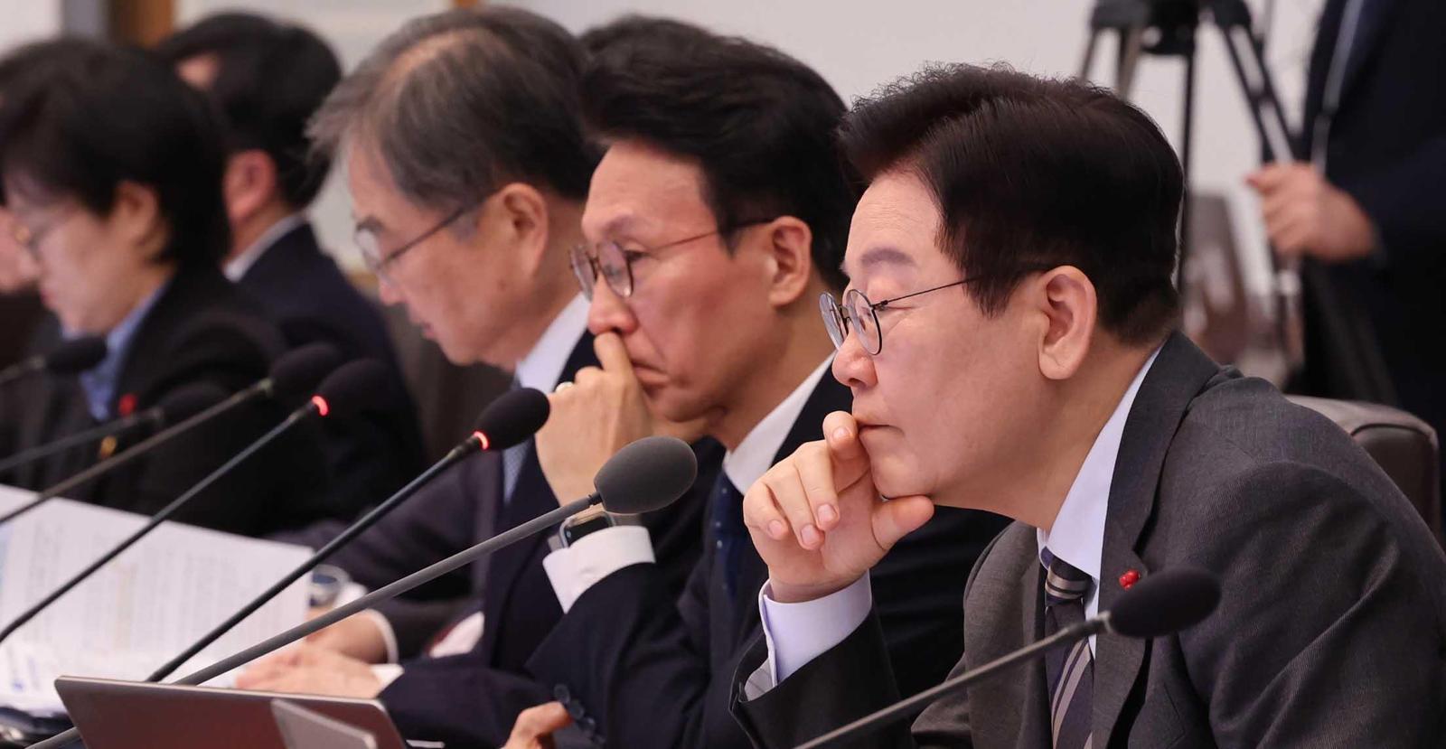 이재명 대통령(오른쪽)이 20일 청와대 본관에서 열린 국무회의에서 자료를 보고 있다. 이날 이 대통령은 민간 무인기의 북한 침범 사건에 대해 “북한에 총을 쏜 것과 똑같다”며 철저하게 수사하라고 지시했다. 청와대사진기자단