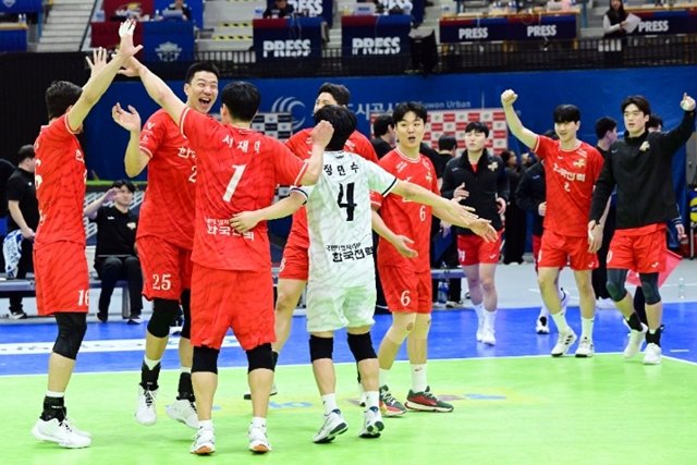 프로배구 남자부 3위로 올라선 한국전력 선수단. 한국배구연맹(KOVO) 제공