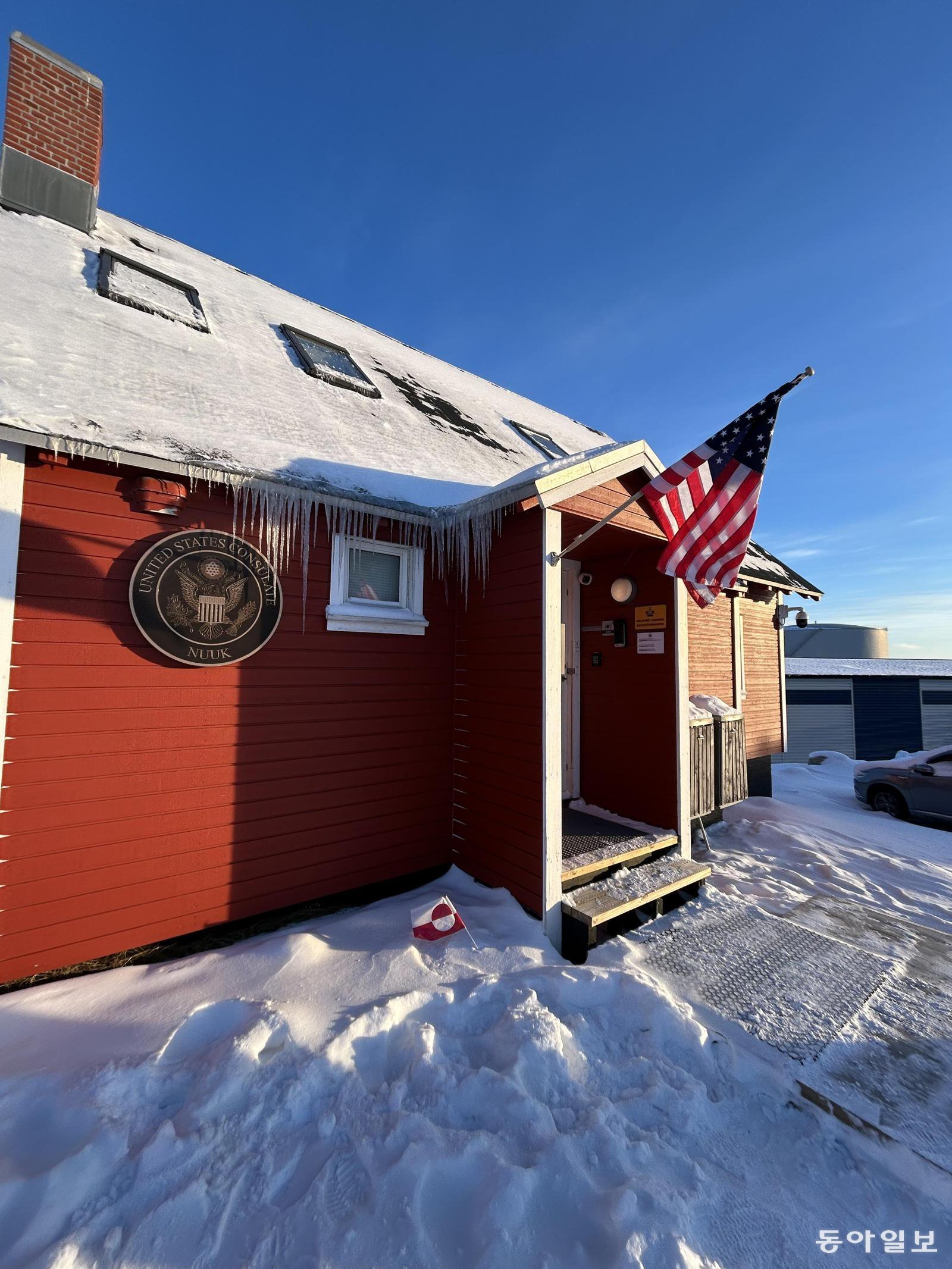 그린란드 누크의 미국 영사관 앞에 놓인 그린란드 깃발.