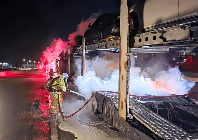 21일 오전 1시 23분쯤 경북 김천시 아포읍 국사리 경부고속도로 부산 방면 김천 분기점 인근 갓길에서 탁송차량 트레일러에서 불이 나 출동한 소방관이 진화작업을 하고 있다.(경북소방 제공. 재판매 및 DB금지)/뉴스1