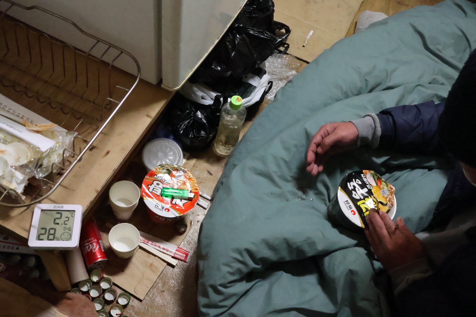 20일 찾은 서울 종로구 돈암동 쪽방촌에 위치한 박동명 씨(58)의 방. 온도계 숫자가 영상 2.2도를 표시하고 있다. 이날 오전 8시 기준 서울 기온은 영하 12도였다.2026.01.20/뉴스1