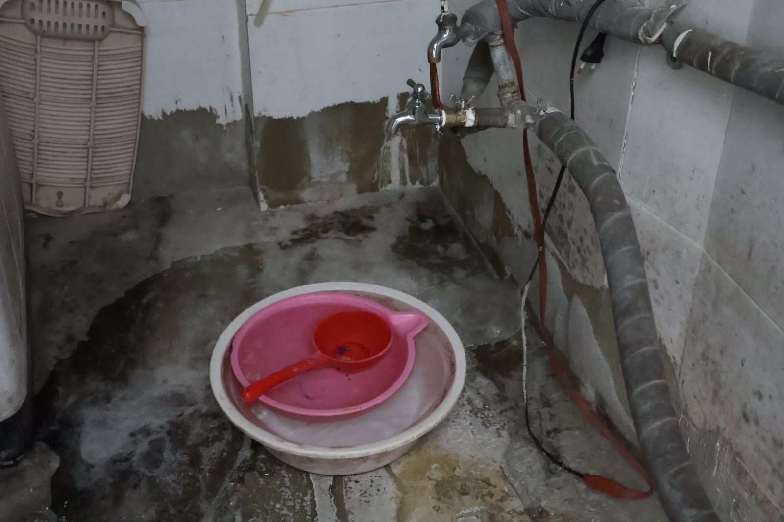 20일 찾은 서울 용산구 동자동 쪽방이 위치한 건물의 공용 세면장의 모습. 수도가 동파돼 물이 전혀 나오지 않았다. 2026.01.20/뉴스1