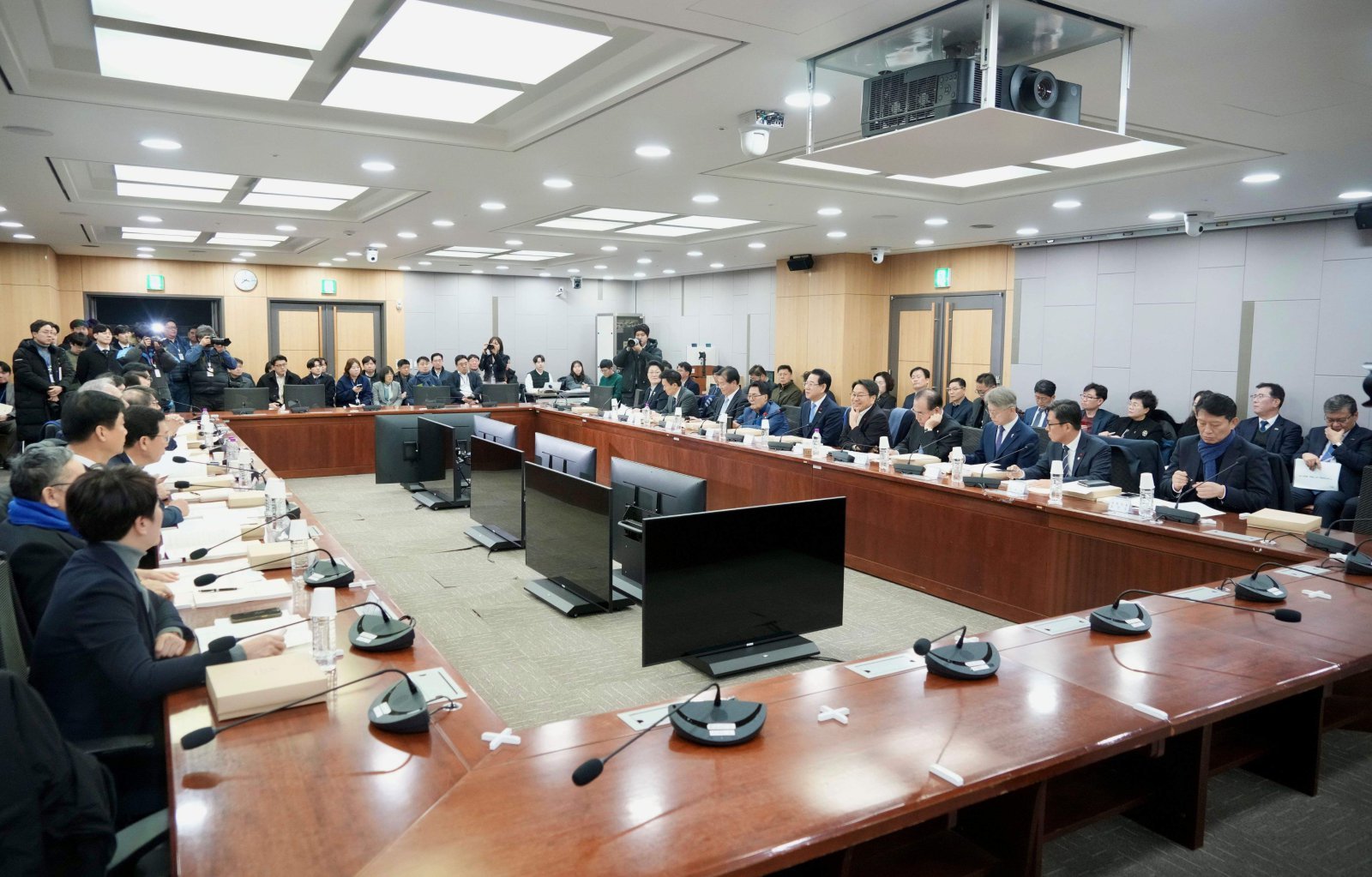 광주시와 전남도는 21일 국회의원회관 제2세미나실에서 ‘광주전남 통합 특별법 검토 시·도지사-국회의원 2차 조찬 간담회’를 열었다. 광주시 제공.