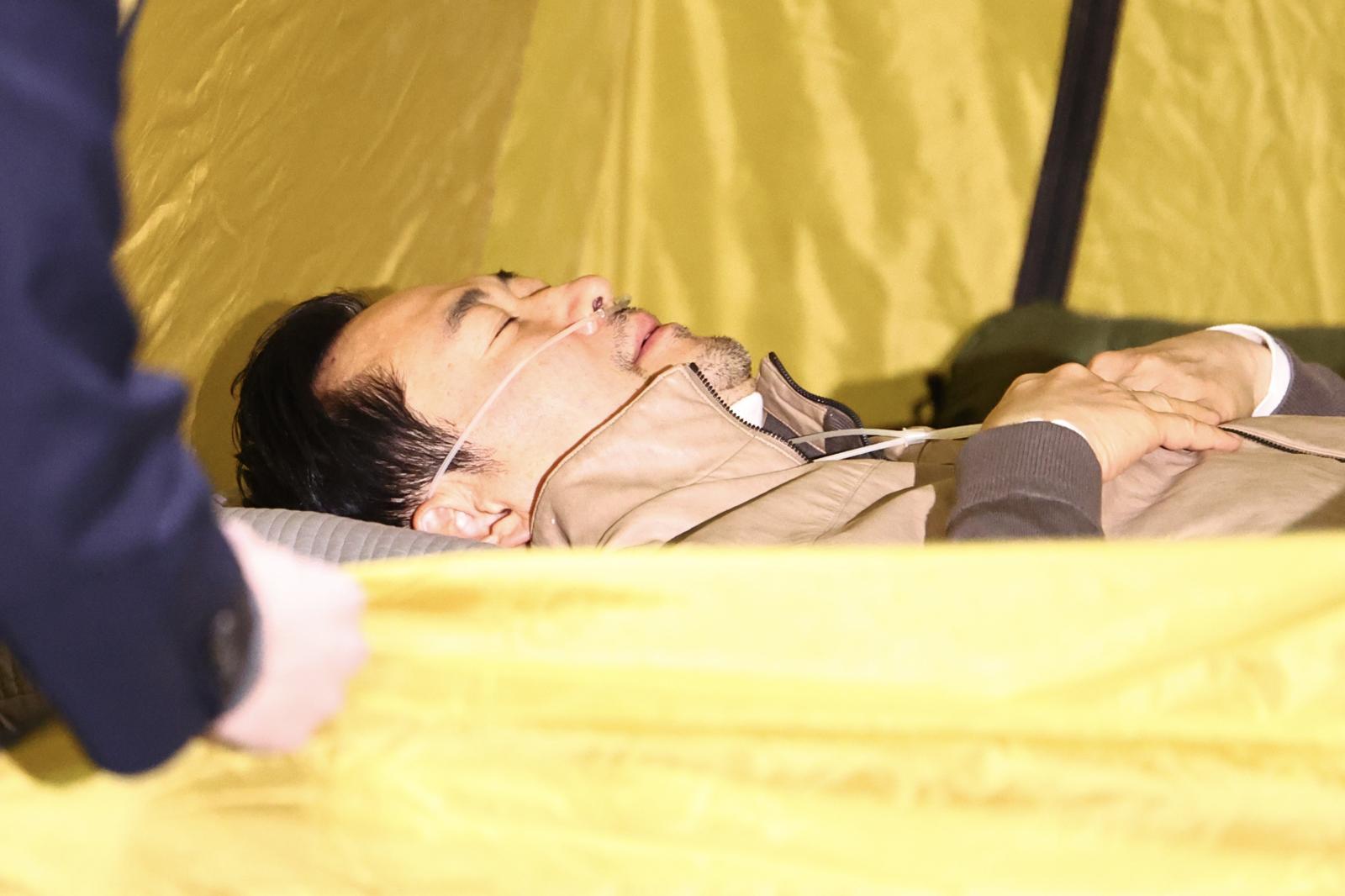 통일교·공천헌금 ‘쌍특검’을 요구하며 이레째 단식농성중인 장동혁 국민의힘 대표가 21일 오전 서울 여의도 국회 로텐더홀 농성장 텐트에서 산소 발생기를 착용한 채 누워있다. 2026.01.21. 뉴시스