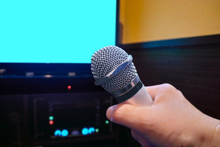 노래방 다툼 끝에 마이크를 던져 중상을 입힌 사건의 항소심에서도 실형이 선고됐다. 게티이미지뱅크