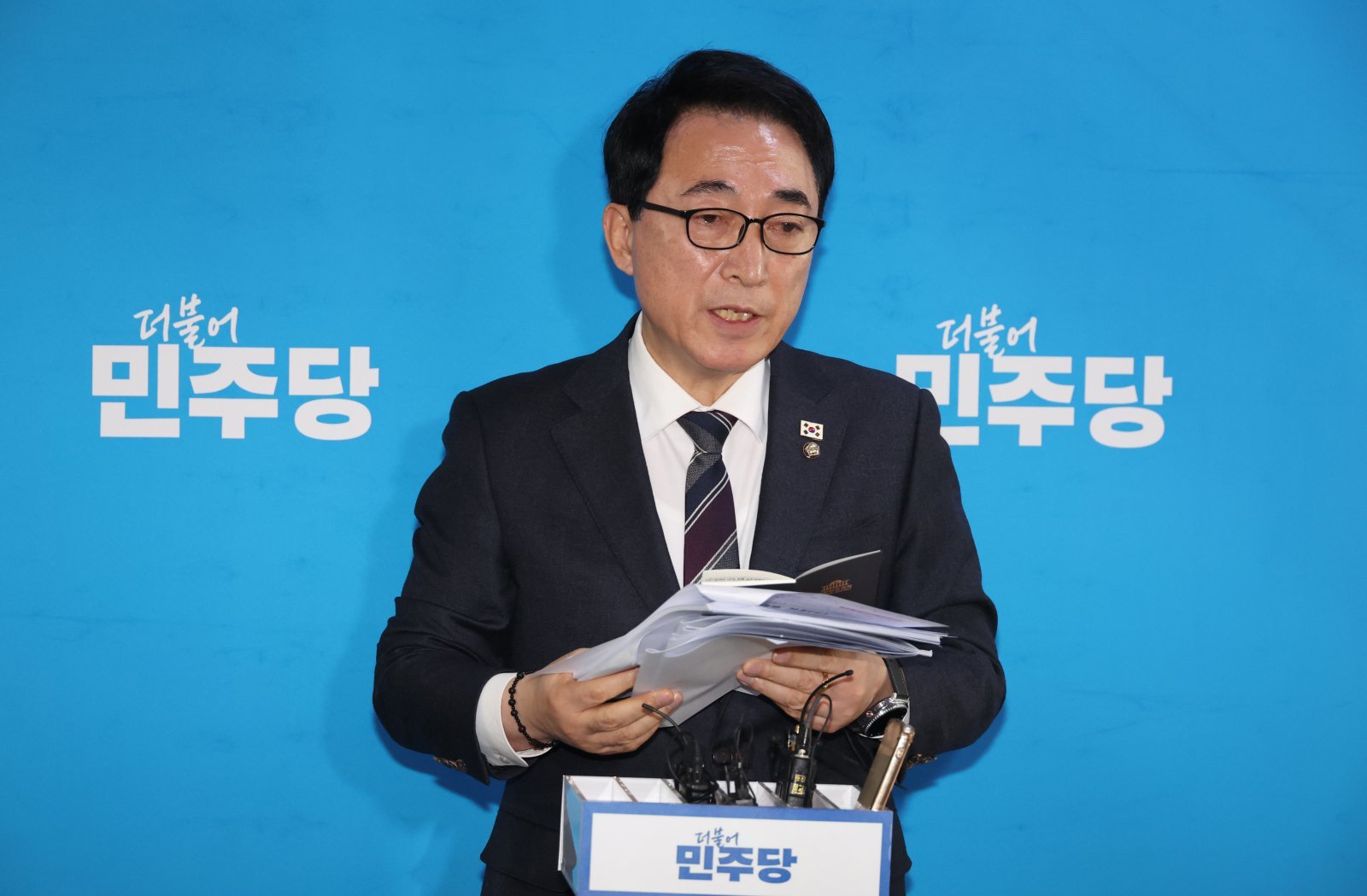 박수현 더불어민주당 수석대변인이 19일 서울 여의도 국회 당 대표실 앞에서 당무위원회 결과에 대한 취재진의 질문에 답변을 하고 있다.  2026.01.19. [서울=뉴시스]