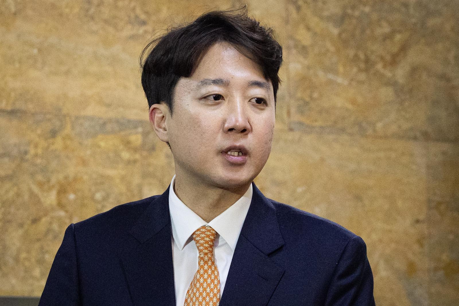 이준석 개혁신당 대표가 21일 서울 여의도 국회에서 단식농성 중인 장동혁 국민의힘 대표와 만난 후 취재진 질문에 답하고 있다. 2026.1.21/뉴스1