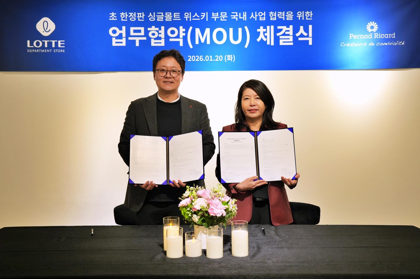 임형빈 롯데백화점 F&B 부문장과 김경연 페르노리카 코리아 마케팅 전무가 업무협약을 체결했다.