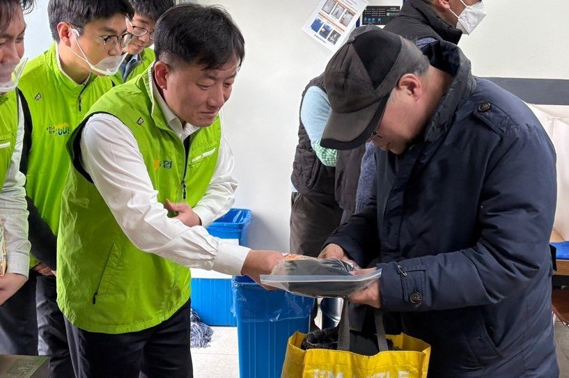 19일 서울 용산구 소재 무료 급식소 따스한채움터에서 이광수 농협중앙회 농업농촌지원본부장(사진 왼쪽)과 임직원들이 방한용품 세트를 전달하고 있다. 농협중앙회