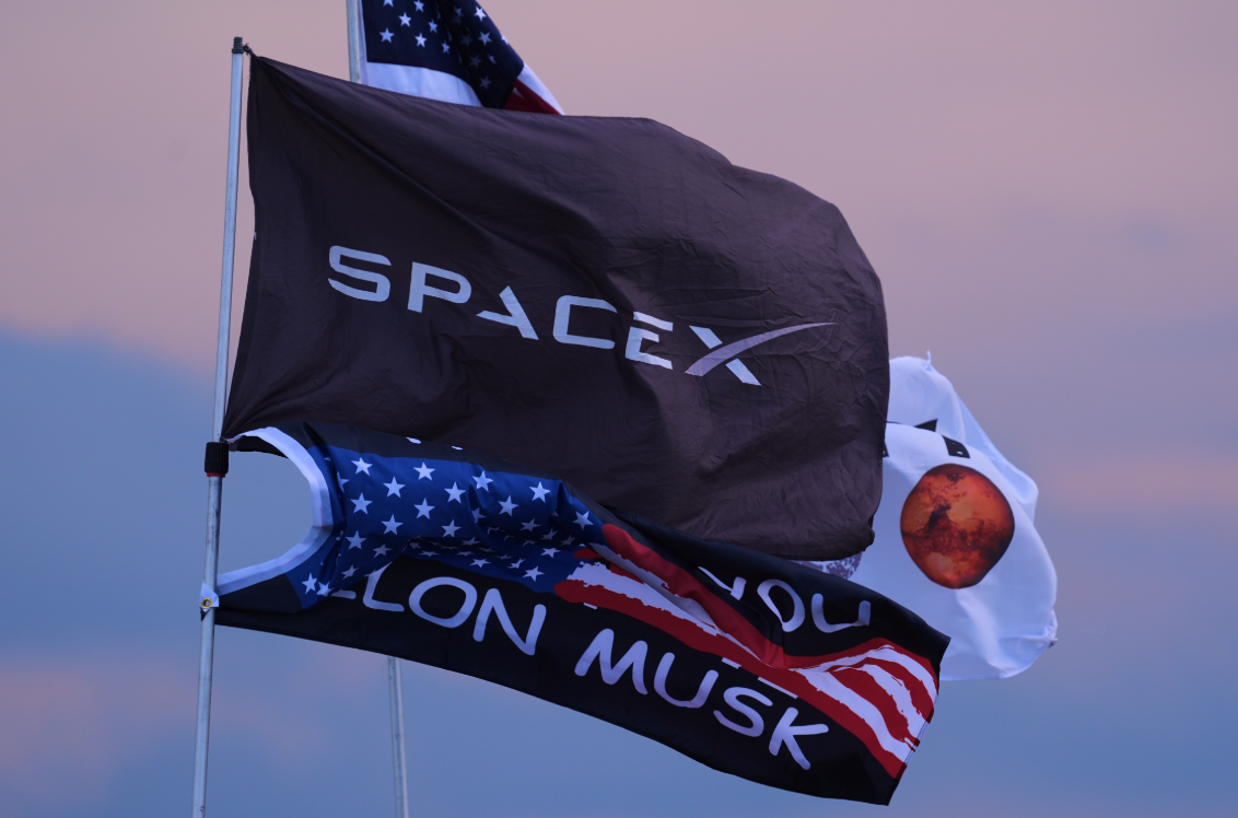 2025년 8월 24일, 스페이스X의 초대형 로켓 스타십이 시험 비행을 할 예정인 텍사스 스타베이스 현장 근처에 깃발이 꽂혀 있다. AP 뉴시스