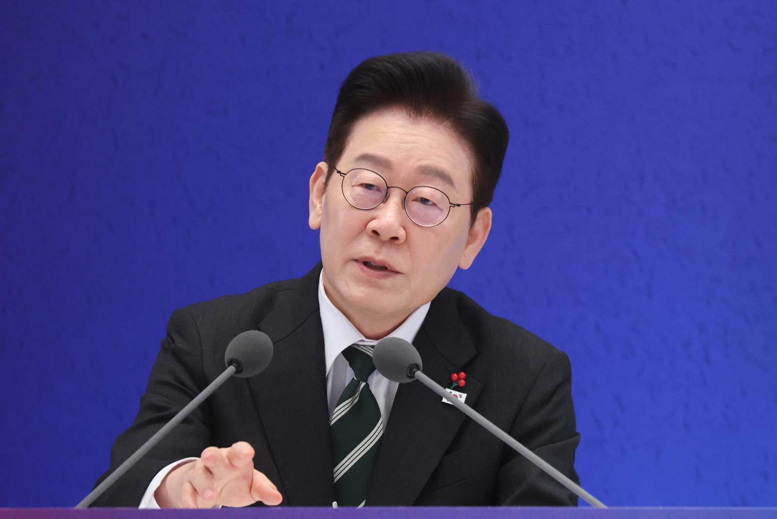 이재명 대통령이 21일 청와대 영빈관에서 열린 신년 기자회견에서 취재진 질문에 답변하고 있다. 뉴스1