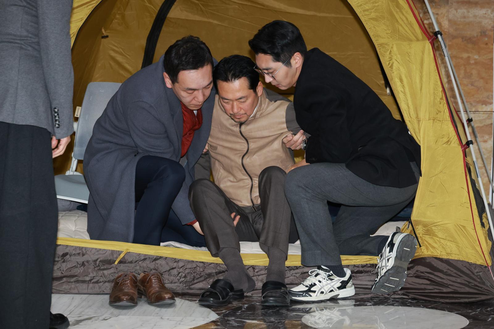 이레째 단식농성 중인 장동혁 국민의힘 대표가 21일 서울 여의도 국회 로텐더홀에서 의료진에게 검진을 받은 뒤 부축을 받으며 텐트에서 나오고 있다. 2026.01.21 뉴시스