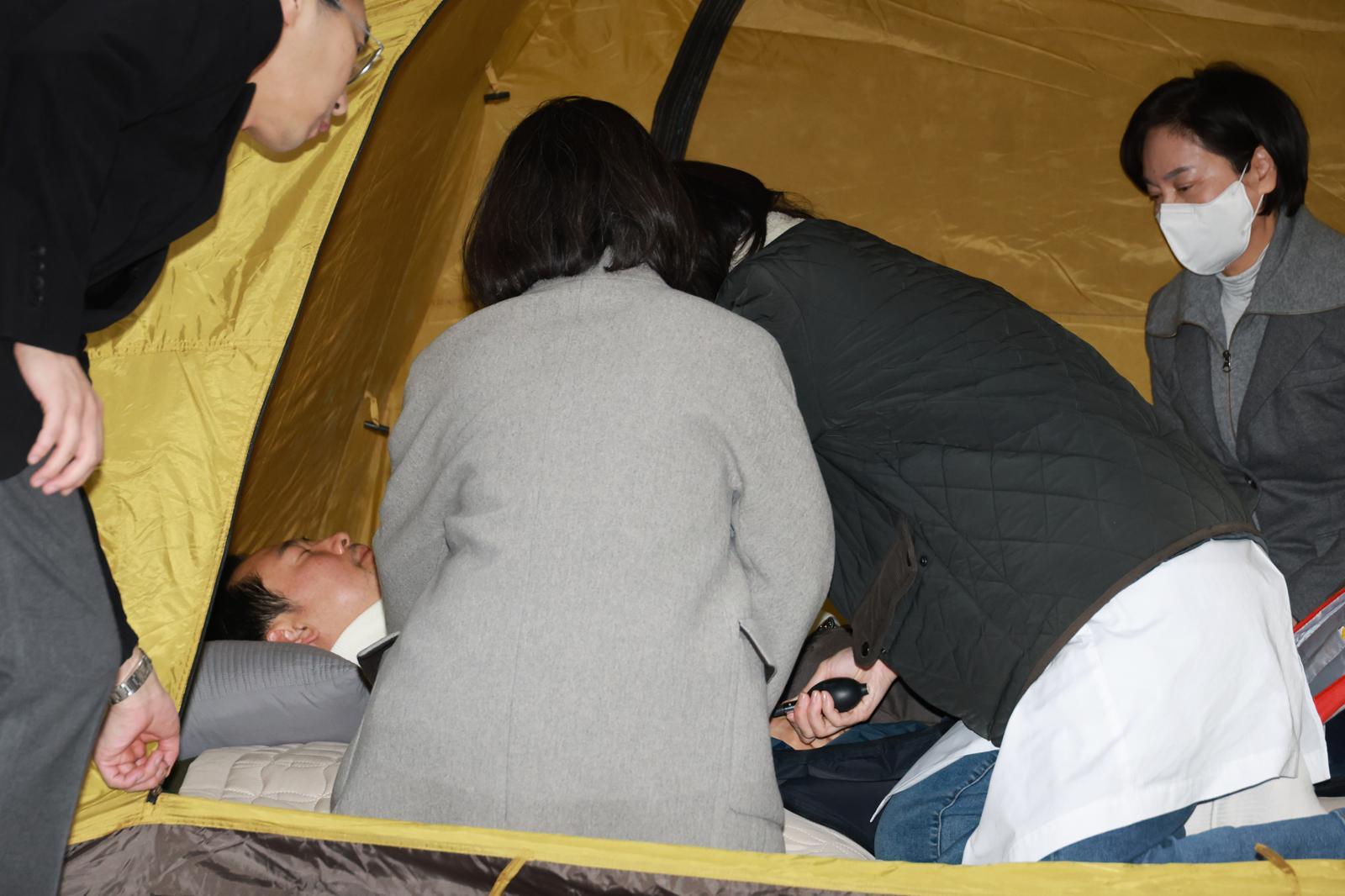 이레째 단식농성 중인 장동혁 국민의힘 대표가 21일 서울 여의도 국회 로텐더홀에서 의료진에게 검진을 받고 있다. 2026.01.21 뉴시스