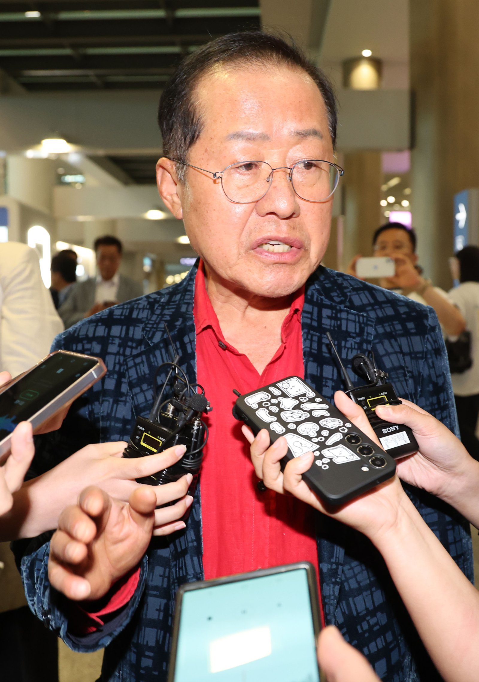 국민의힘 대선 후보 경선에서 탈락한 뒤 정계 은퇴를 선언하고 하와이에 체류했던 홍준표 전 대구시장이 17일 인천 중구 인천국제공항 제1터미널을 통해 귀국한 뒤 취재진 질의에 답하고 있다. 2025.06.17. [인천공항=뉴시스]
