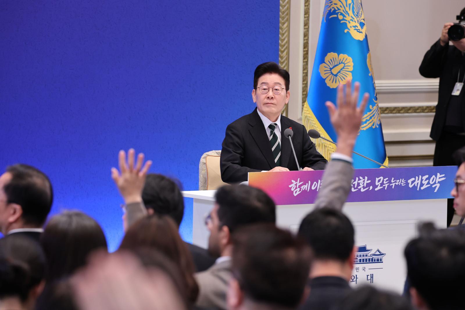 이재명 대통령이 21일 오전 청와대 영빈관에서 2026 신년 기자회견 ‘함께 이루는 대전환, 모두 누리는 대도약’에서 취재진의 질문을 받고 있다. 20260121 청와대사진기자단