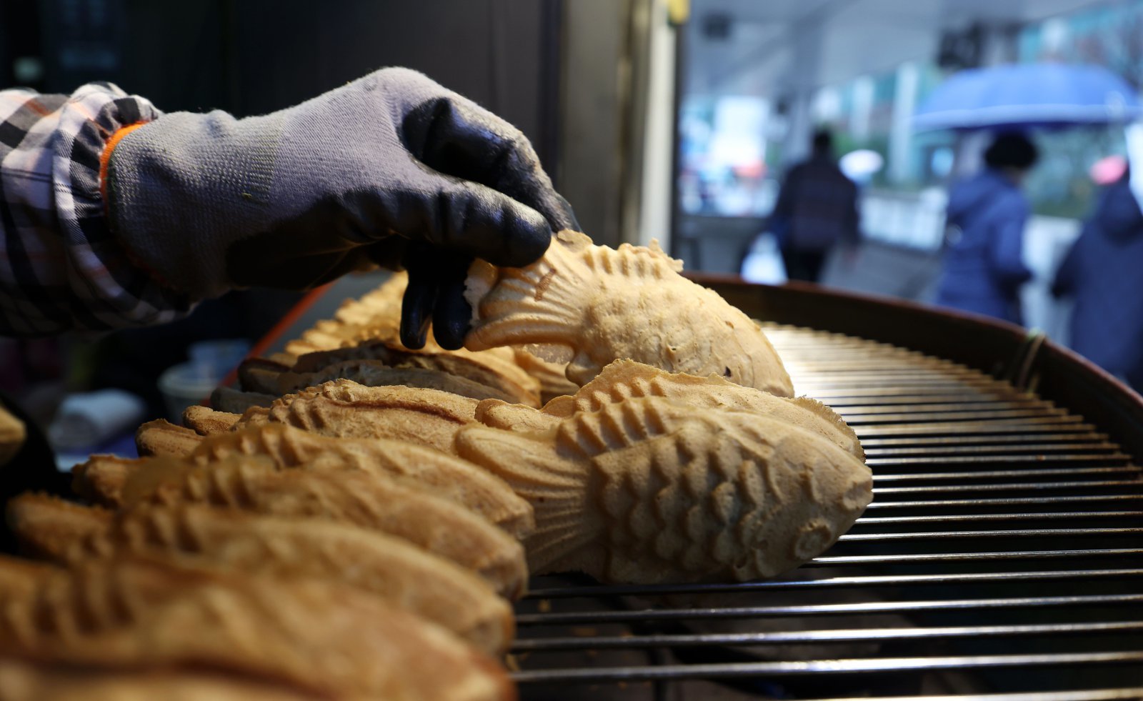 원재료 가격 상승 여파로 겨울 대표 간식 붕어빵 가격이 인상된 가운데 14일 서울 시내 한 노점상이 붕어빵을 만들고 있다. 2023.12.14. [서울=뉴시스]