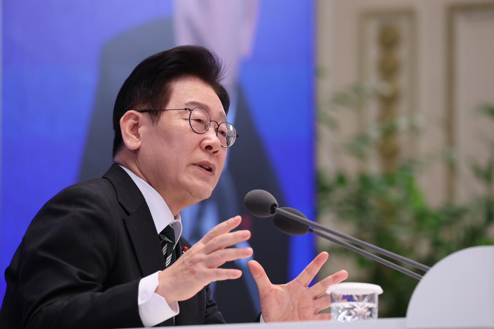 이재명 대통령이 21일 오전 청와대 영빈관에서 2026 신년 기자회견 ‘함께 이루는 대전환, 모두 누리는 대도약’에서 취재진 질문에 답하고 있다. 20260121 청와대사진기자단