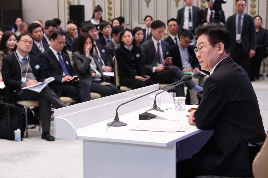 이재명 대통령이 21일 오전 청와대 영빈관에서 2026 신년 기자회견 ‘함께 이루는 대전환, 모두 누리는 대도약’에서 취재진 질문에 답하고 있다. 20260121 청와대사진기자단