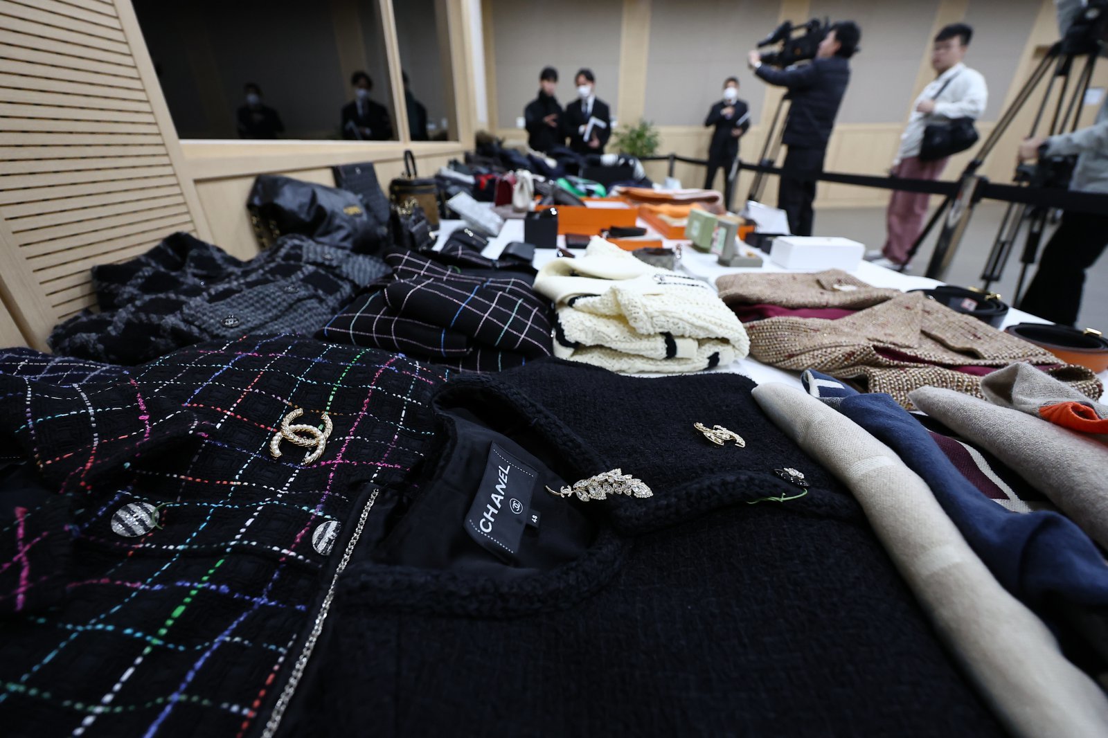 21일 서울 송파구 서울동부지방검찰청에서 열린 보이스피싱범죄 합동수사부 자금 세탁범 검거 관련 브리핑에서 압수품이 공개되고 있다. 2026.1.21 뉴스1